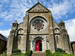 Fototapeta na wymiar Façade de l’église Saint-Aubin de Saint-Aubin-du-Cormier