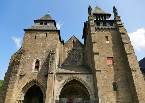 La fa&ccedil;ade de la cath&eacute;drale Saint-&Eacute;tienne de Saint-Brieuc