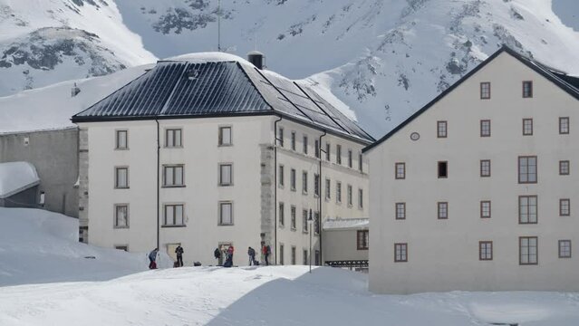 L'hospice du Grand-Saint-Bernard au col fronti&egrave;re entre la Suisse et l'Italie durant l'hiver