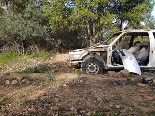 Fototapeta na wymiar Vecchia automobile distrutta e abbandonata