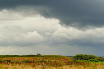 Fototapeta premium La lande sous un ciel d’orage au cap Fréhel