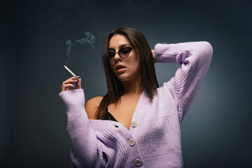 Obraz premium Posing with the cigarette in her hand