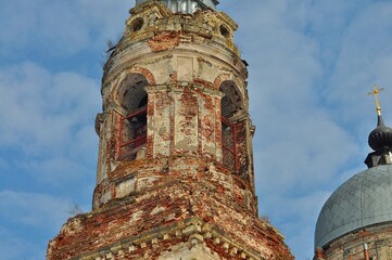 Manor - in Russian architecture, a separate settlement, a complex of residential, utility, park and other buildings, as well as, as a rule, a manor park that make up a single whole.
