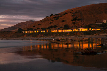 Strandhäuser am Strand von Morro Bay im US Bundesstaat Kalifornien im Sonnenuntergang