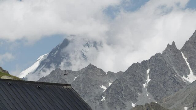 Hospice du Grand-Saint-Bernard, montagnes et nuages