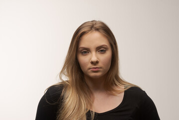 Naklejka premium Angry young woman portrait in studio white background