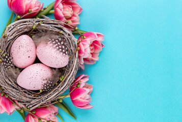 Obraz na płótnie Canvas Spring greeting card. Easter eggs in the nest. Spring flowers tulips.