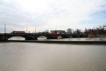 Miasto wrocław wysoka fala powodziowa spowodowana rzeka Odra.