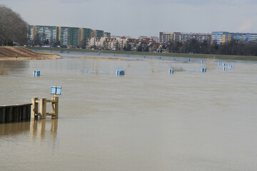 Miasto wrocław wysoka fala powodziowa spowodowana rzeka Odra. - obrazy, fototapety, plakaty