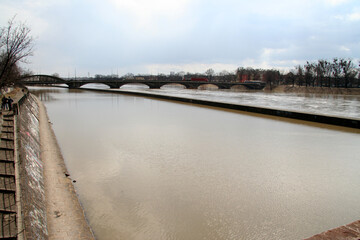 Miasto wrocław wysoka fala powodziowa spowodowana rzeka Odra. - obrazy, fototapety, plakaty