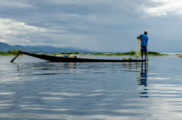 Naklejka premium Fisherman on a boat in Birma.