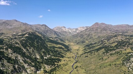 survol d'un lac de montagne et des forets dans les Pyrénées-Orientales, sud de la France, parc naturel des Bouillouses
