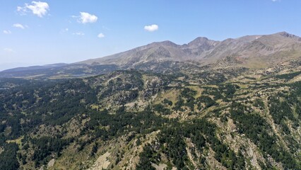 Obraz premium survol d'un lac de montagne et des forets dans les Pyrénées-Orientales, sud de la France, parc naturel des Bouillouses 