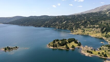 Fototapeta premium survol d'un lac de montagne et des forets dans les Pyrénées-Orientales, sud de la France, parc naturel des Bouillouses 