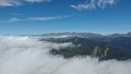 survol d'une mer de nuage dans les Pyrénées-Orientales dans le sud de la France