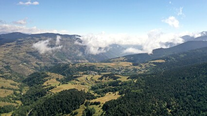 Fototapeta premium survol d'un lac de montagne et des forets dans les Pyrénées-Orientales, sud de la France, parc naturel des Bouillouses 