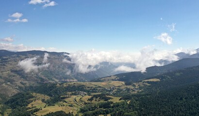 Fototapeta premium survol d'un lac de montagne et des forets dans les Pyrénées-Orientales, sud de la France, parc naturel des Bouillouses 