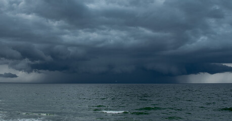 burza na morzu chmury burzowe