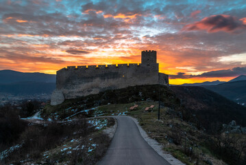 Fototapeta premium sunrise over the castle