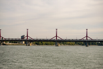 Stary ozdobny most na rzece Dunaj w Budapeszcie