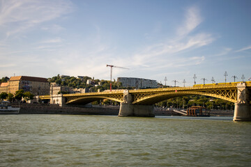 Stary ozdobny most na rzece Dunaj w Budapeszcie. Widok na stare budynki miasta.