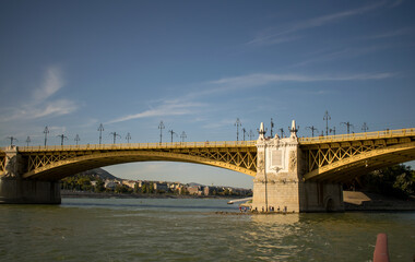 Stary ozdobny most na rzece Dunaj w Budapeszcie 