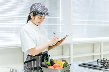 食品をチェックする女性（チェック）
