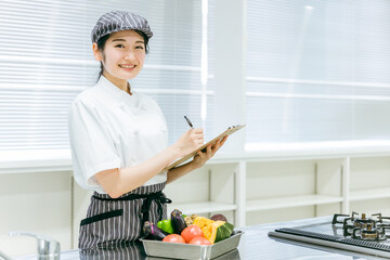 食品をチェックする女性（チェック）

