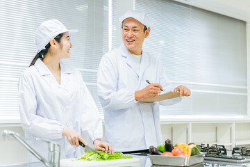 食品工場で働く男女（分析・検査）
