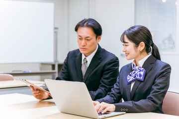 ビジネスウーマンとビジネスマン（パソコン）
