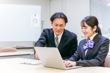 Fototapeta premium ビジネスウーマンとビジネスマン（パソコン） 