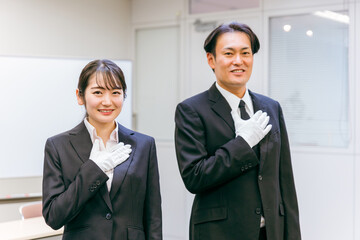白手袋をつけたビジネスマンとビジネスウーマン
