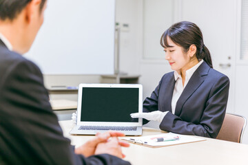 打ち合わせする白手袋をつけたビジネスウーマン
