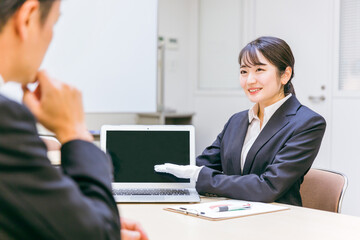 打ち合わせする白手袋をつけたビジネスウーマン
