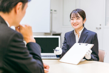 打ち合わせする白手袋をつけたビジネスウーマン（書類）
