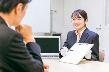 打ち合わせする白手袋をつけたビジネスウーマン（書類）
