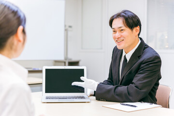 Obraz premium 打ち合わせをする白手袋をつけたビジネスマン（笑顔） 