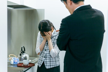 給湯室でいじめを受ける女性社員
