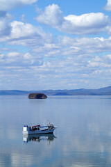 Naklejka premium boat on the lake