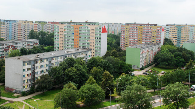 Budynki zabudowy miejskiej widok z g&oacute;ry na miasto. 
