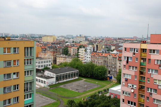 Budynki zabudowy miejskiej widok z g&oacute;ry na miasto. 