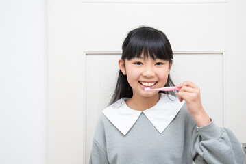 歯磨きをする小学生の女の子
