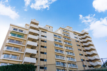 Exterior of high-rise condominium and refreshing blue sky scenery_sky_70