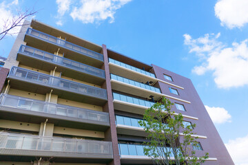 Exterior of high-rise condominium and refreshing blue sky scenery_sky_72