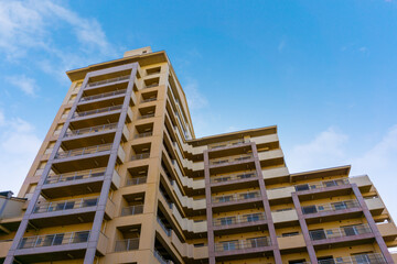 Fototapeta na wymiar Exterior of high-rise condominium and refreshing blue sky scenery_sky_74