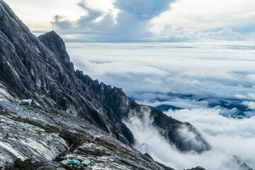 キナバル山の稜線と雲海