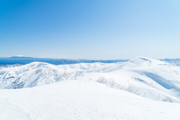 Fototapeta na wymiar 積雪期の金剛堂山の稜線