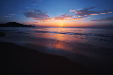 Fototapeta na wymiar Beautiful seascape with sunset cloudy sky.