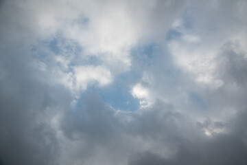 青空を覆う雲