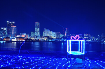 横浜市大桟橋のイルミネーションと横浜みなとみらいの夜景